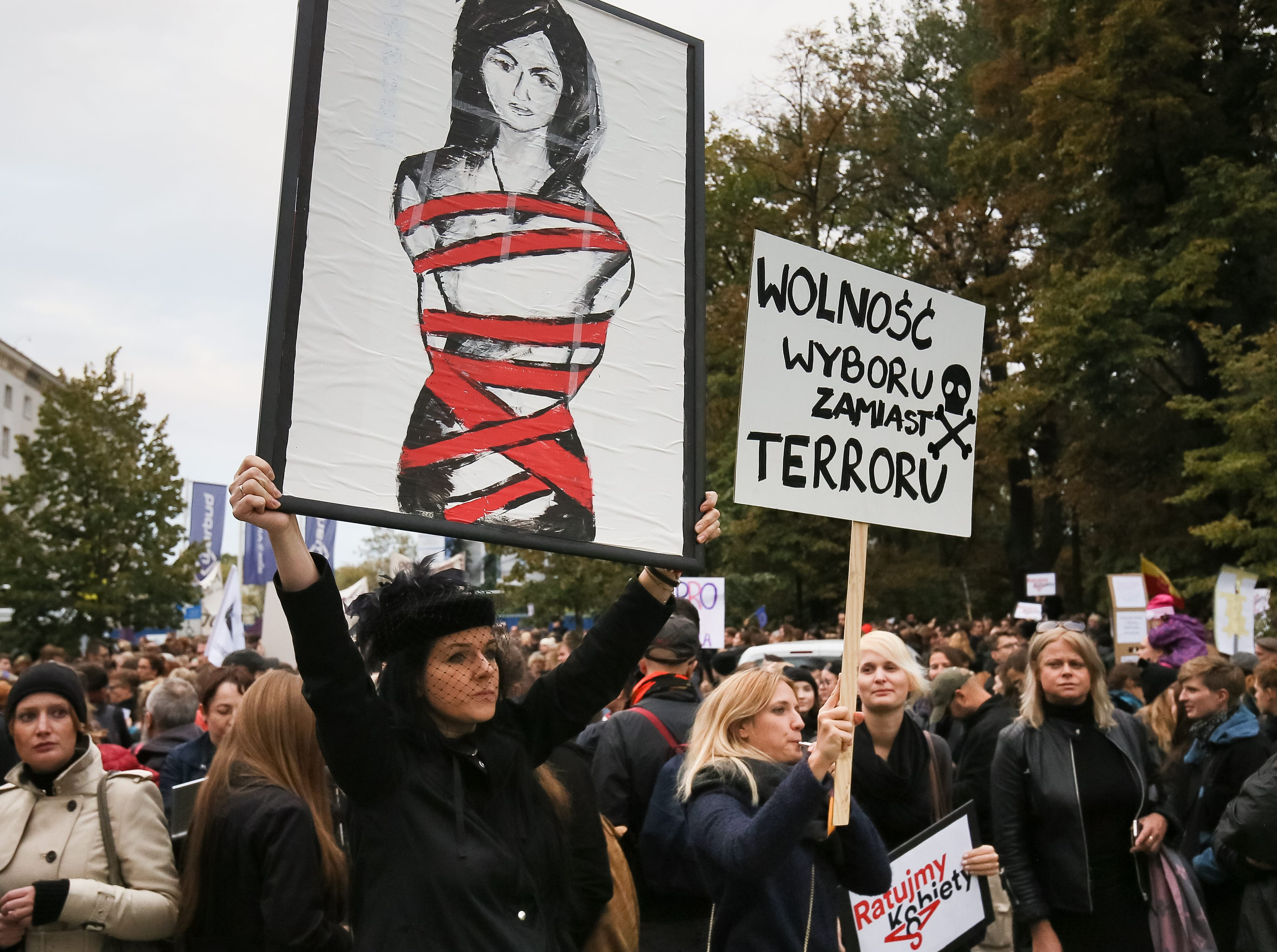 Почему протестуют против. Протесты в Польше против абортов. Протест в Польше женщины. Запрет на аборт в Польше протест. Митинг против запрета абортов.