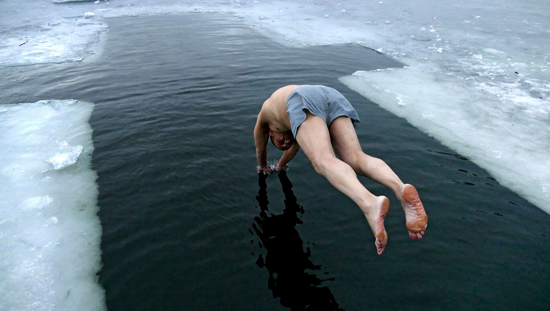 Человек в холодной воде. Ныряние в прорубь. Ныряние в холодную воду. Прыжок в холодную воду. Прыжок в прорубь.