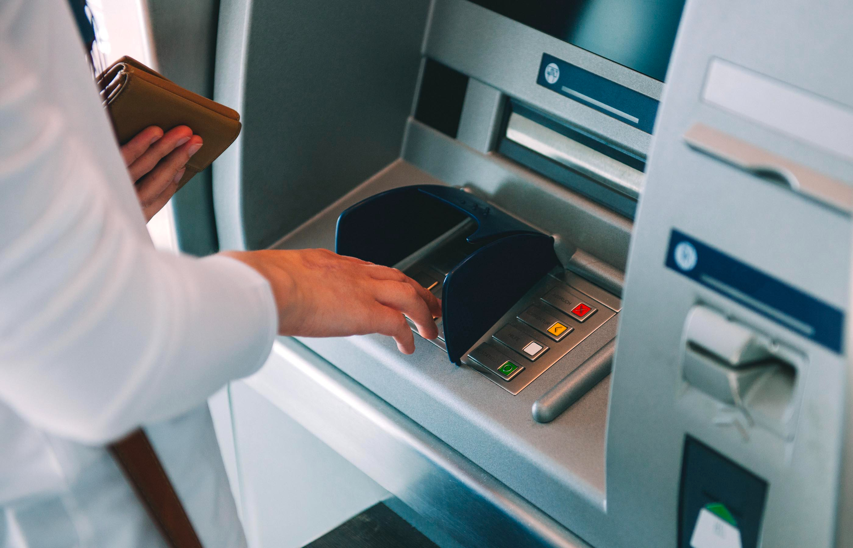 Люди снимают деньги со счетов. Банкомат. Банкомат (ATM). Снятие денег в банкомате. Красивый Банкомат.