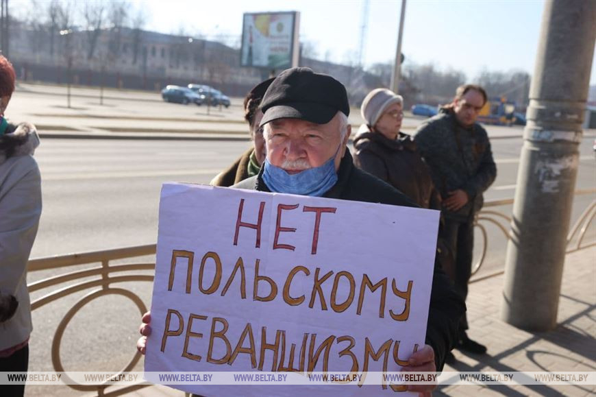 Неравнодушные граждане пикетировали консульства Литвы и Польши в Гродно