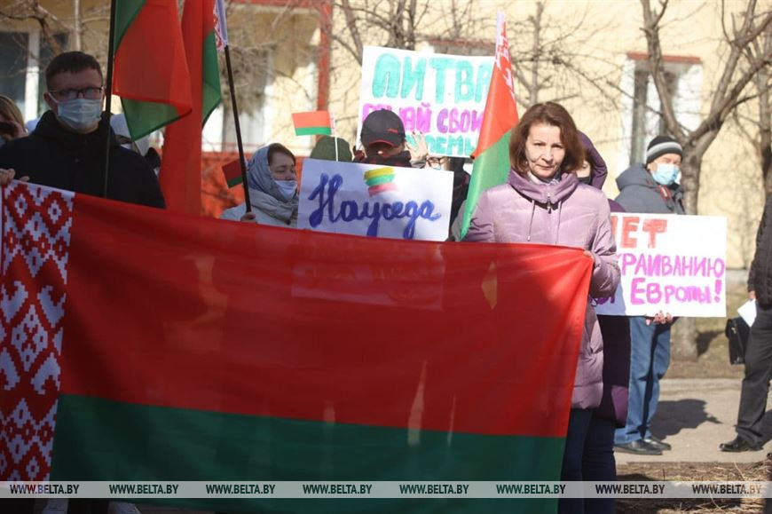 Неравнодушные граждане пикетировали консульства Литвы и Польши в Гродно