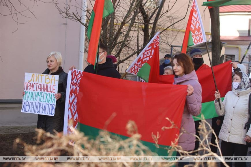 Неравнодушные граждане пикетировали консульства Литвы и Польши в Гродно