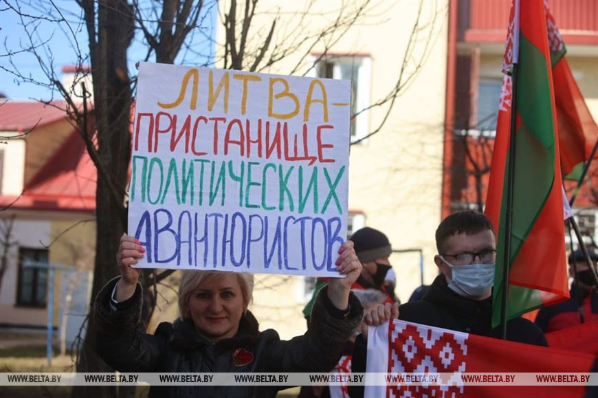 Неравнодушные граждане пикетировали консульства Литвы и Польши в Гродно