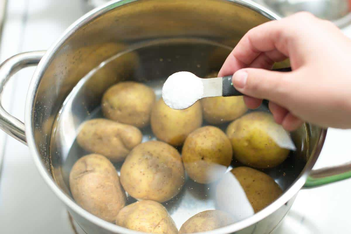 Картошку варят в кипящей. Картошка в мундире в кастрюле. Картофель в кастрюле. Картошка варится. Вареная картошка в кастрюле.