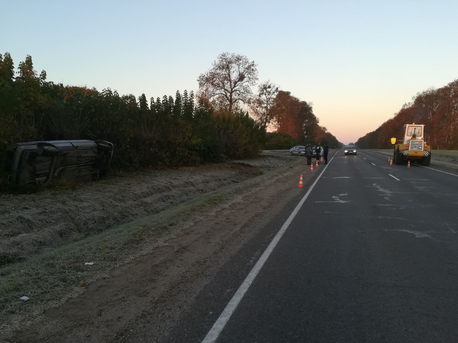В пригороде Гродно легковушка «легла на бок» после неудачного обгона