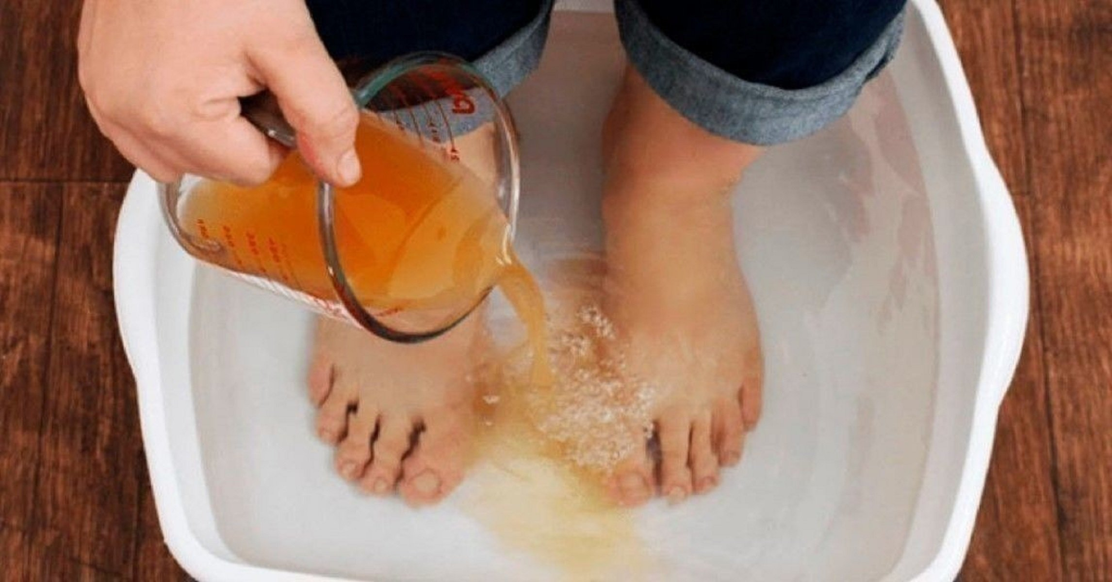 Ванночки сода мыло. Ноги в тазике с травами. Ванночка для компрессов ног. Ванна для ног.