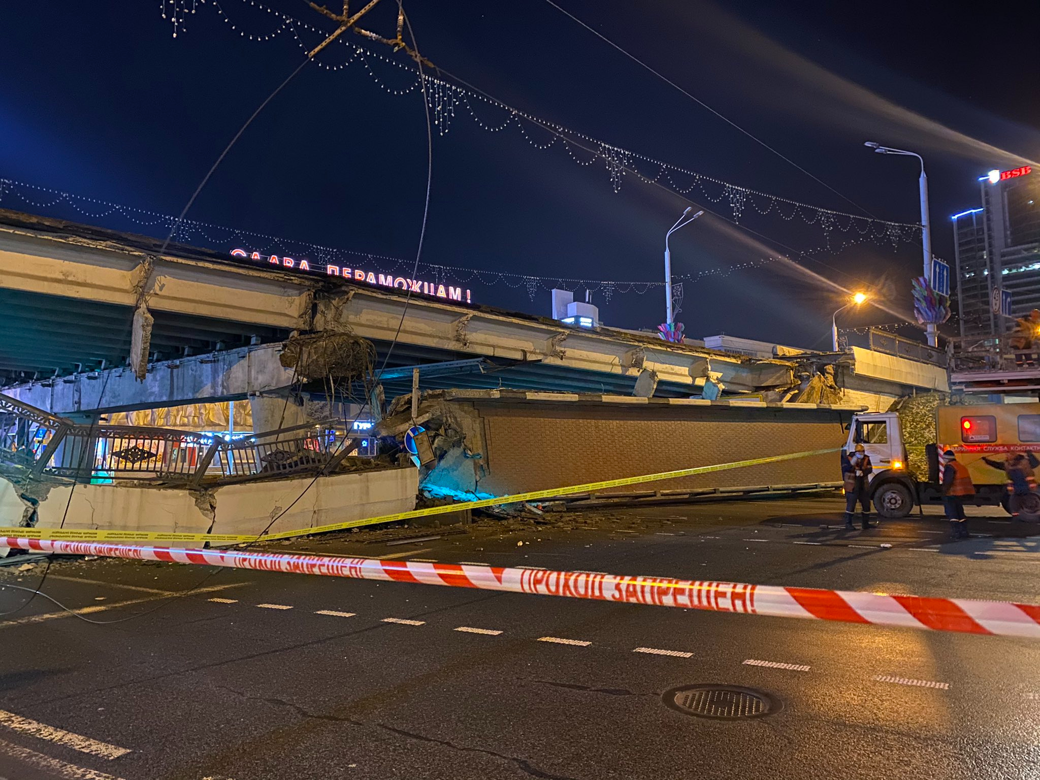 Какой мост разрушился. Минск мост Немига. Мост в Минске обрушился на Немиге. Минск Немига упал мост. Обрушение моста в Минске.