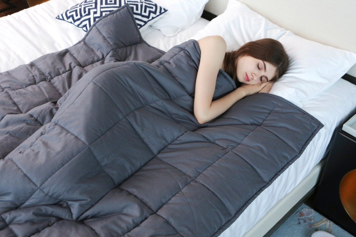 Под одеяльце. Тяжелое одеяло. Тяжёлое одеяло для сна. Сон под одеялом. Укутанный в одеяло.