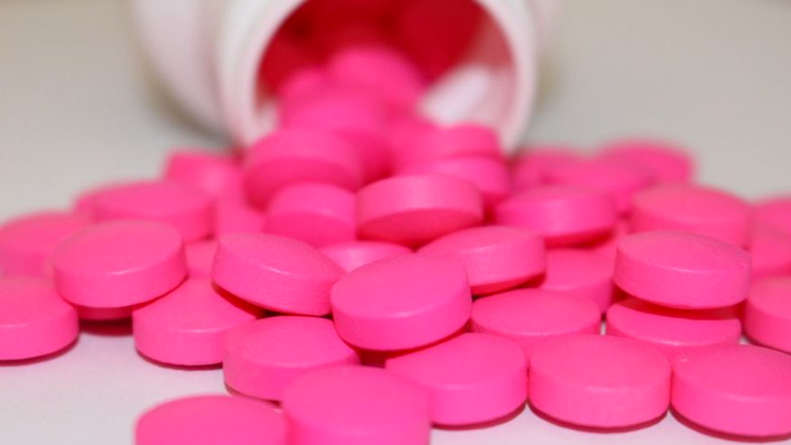 Розовые таблетки название. Ибупрофен фото физические.