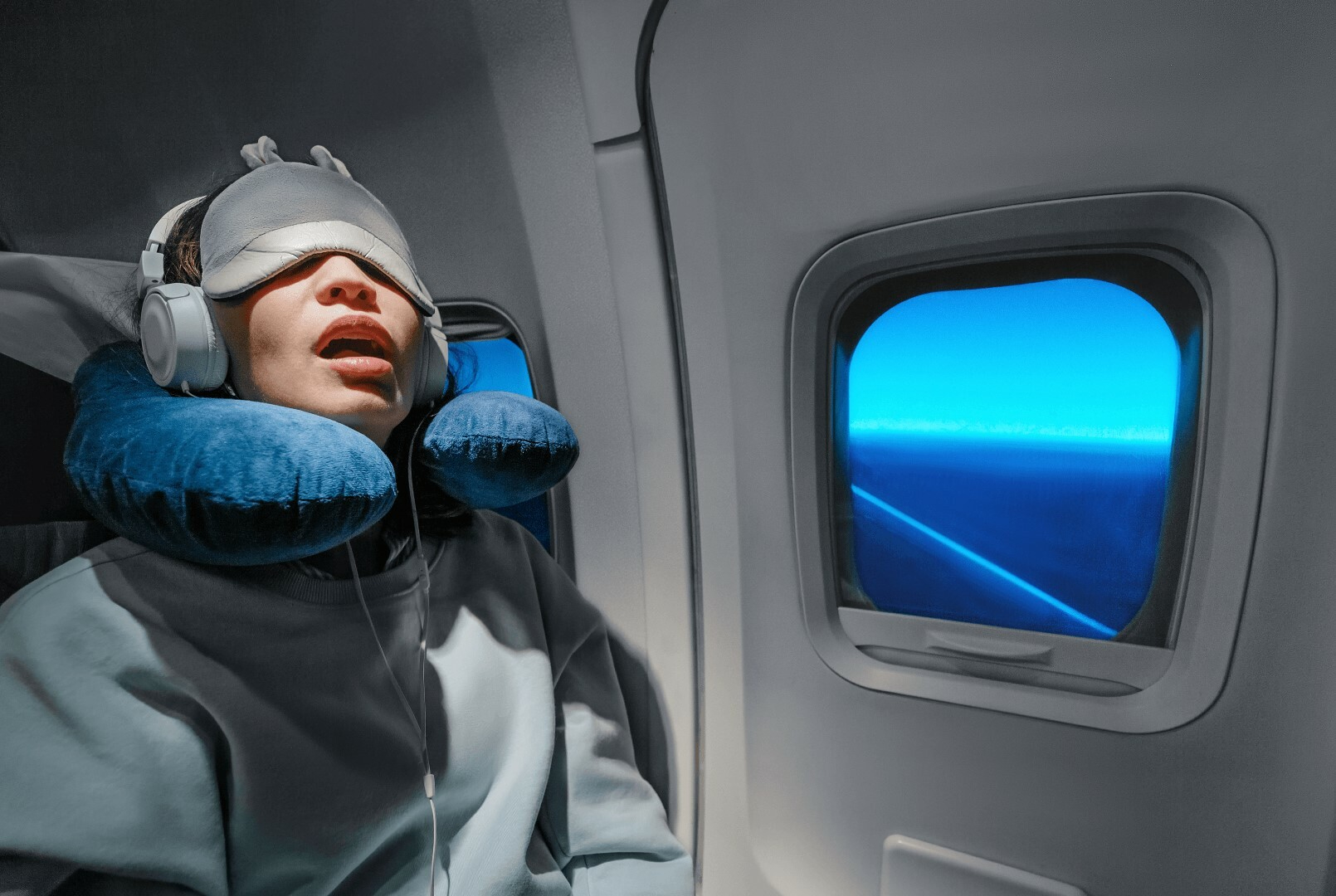 Девушка спит в самолете