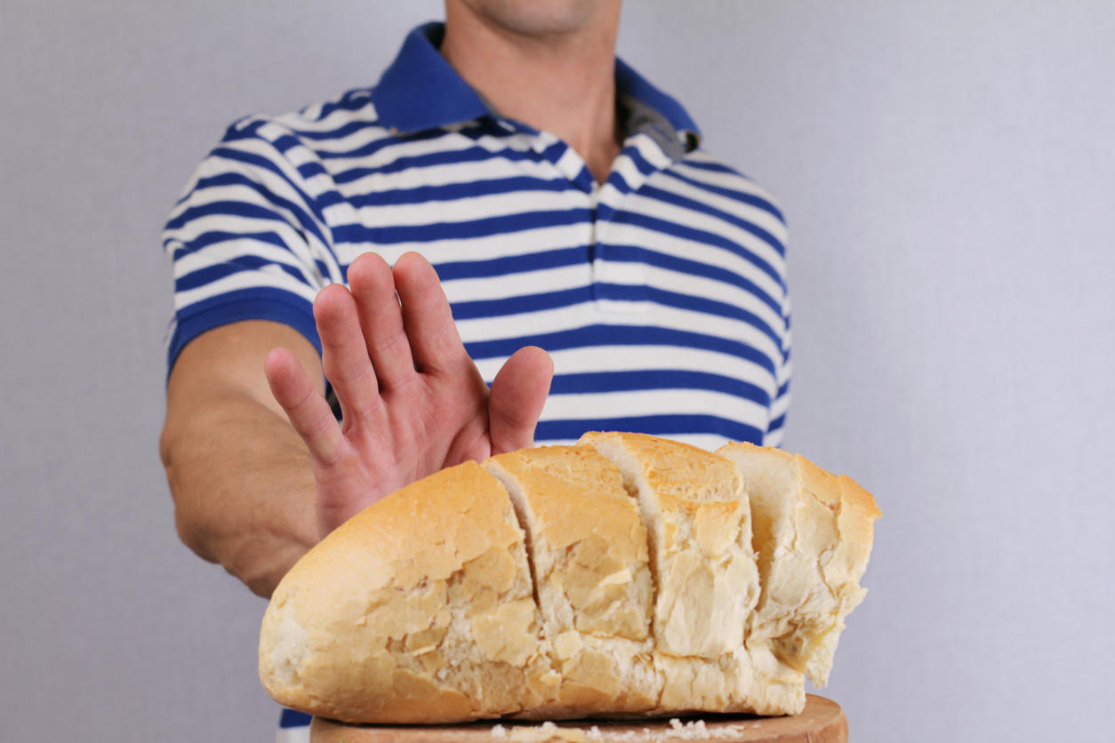Человек есть много хлеба. Опасный хлеб. Хлеб для спортсменов. Хлеб в руках. Человек батон.