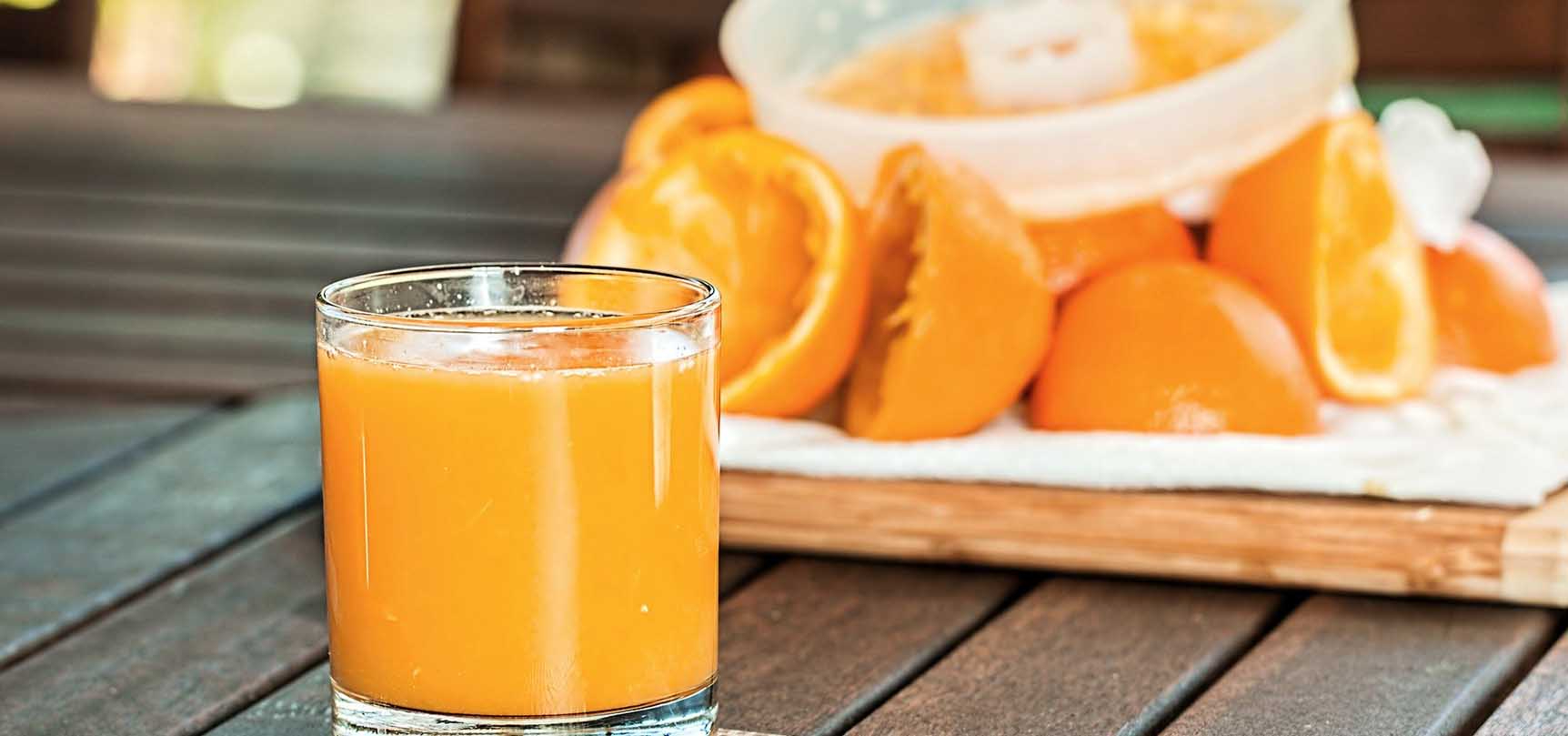 Апельсин сок польза. Выжимать сок из апельсина. Тыквенный сок упаковка. Русские соки. Сколько человек может пить апельсиновый сок.