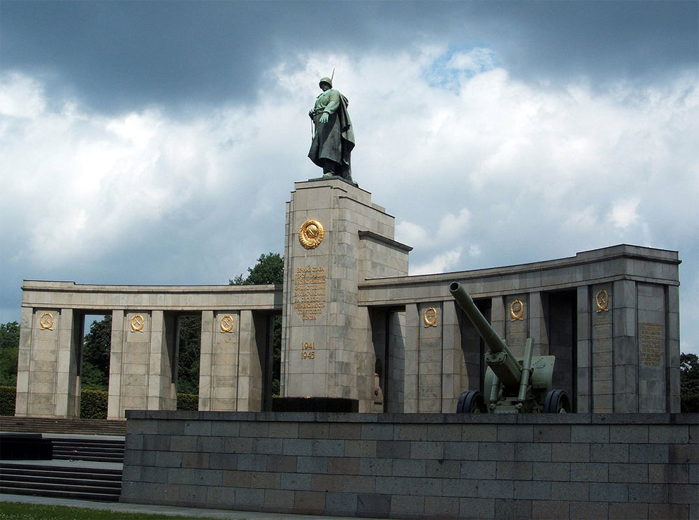 Советские памятники. Берлин мемориал советским воинам. Мемориальный комплекс советским солдатам в Берлине. Мемориал в Берлине советскому солдату. Мемориал советским воинам в Германии.