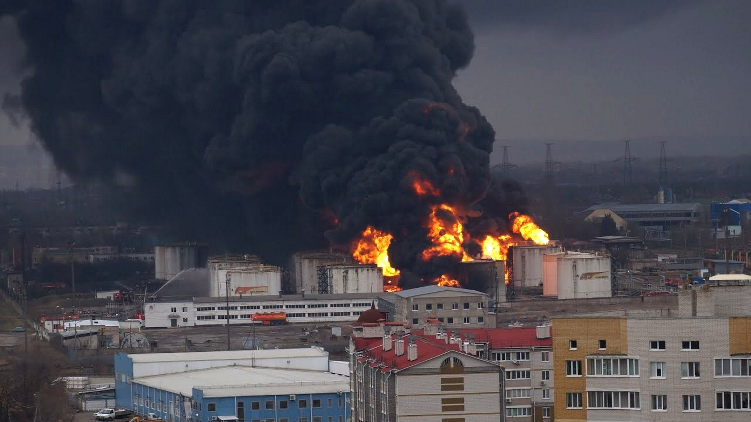 Горит Нефтебаза в Белгороде. Белгород Нефтебаза взрыв. Белгород Нефтебаза удар. Атака на нефтебазу в Белгороде. Где сгорел город