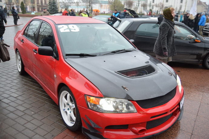 красный автомобиль