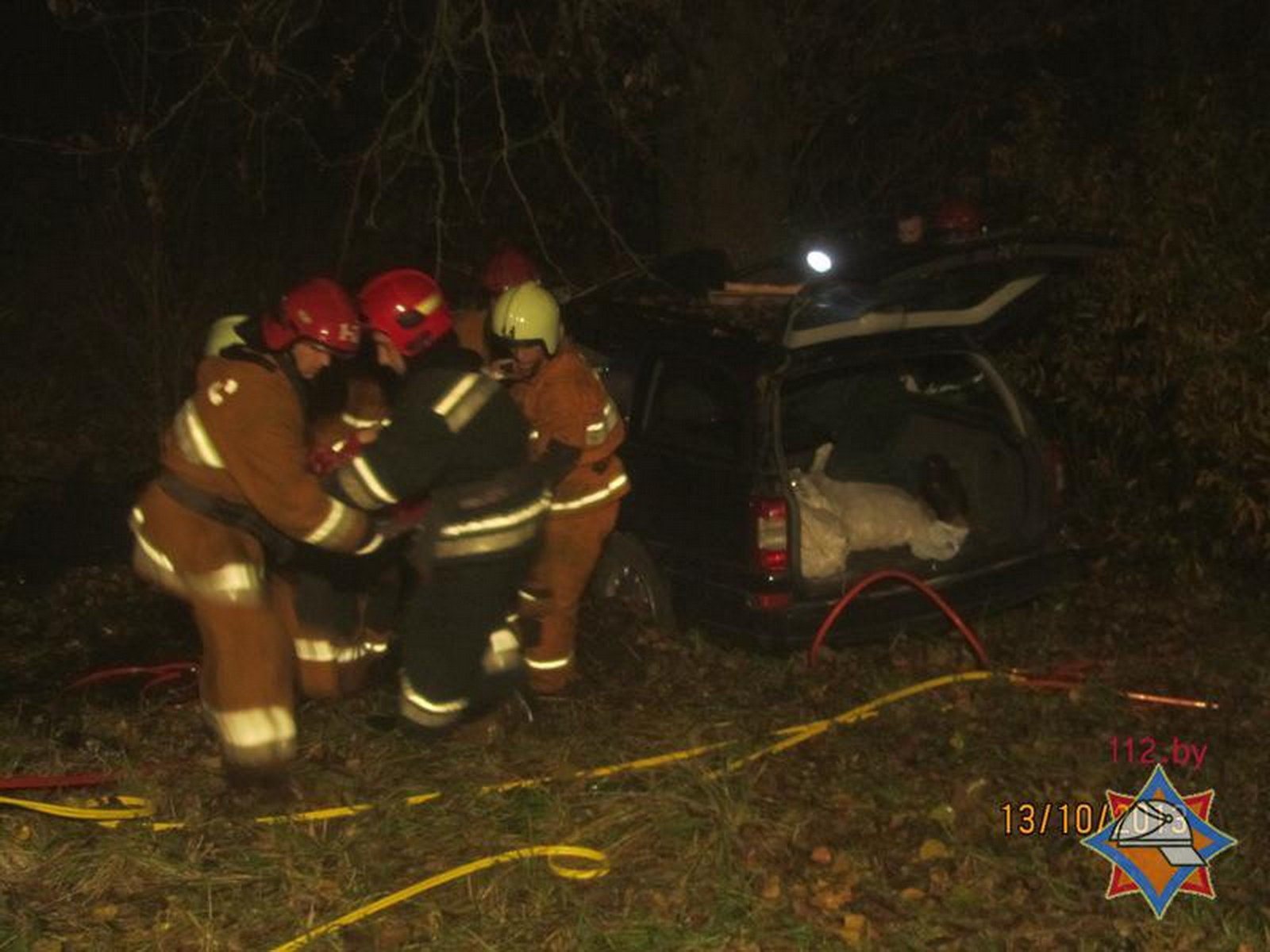 спасатели вынимают пострадавших из авто