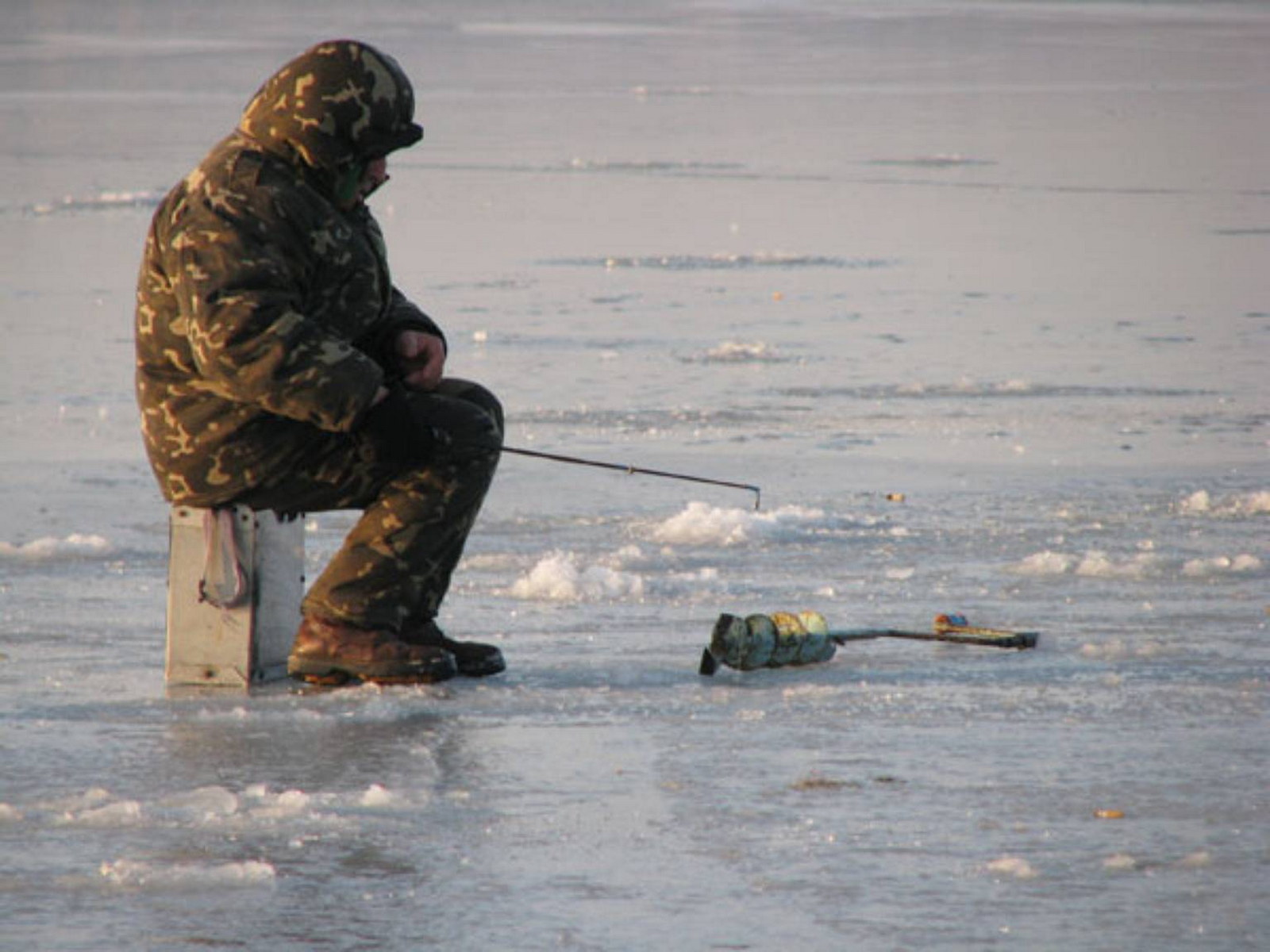 Подледный лов рыбы. Зимняя рыбалка. Рыбаки на льду. Зимняя рыбалка на льду. Рыбаки рыбачат на льду.