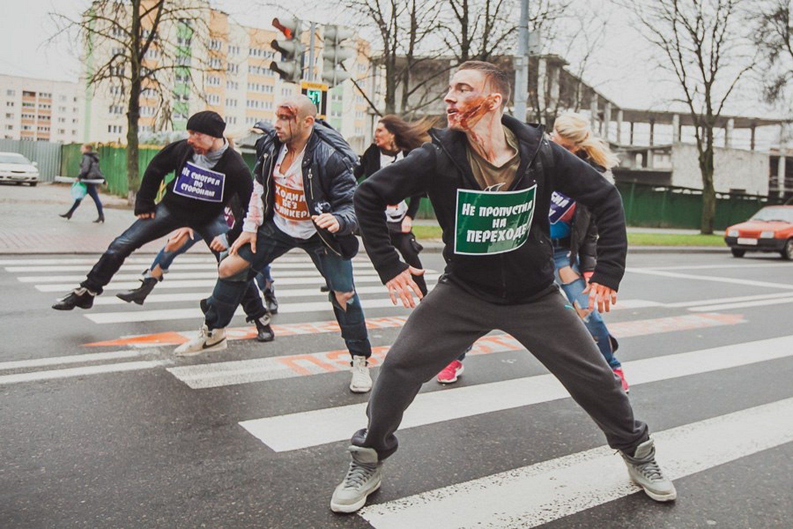 зомби на пешеходном переходе в Гродно