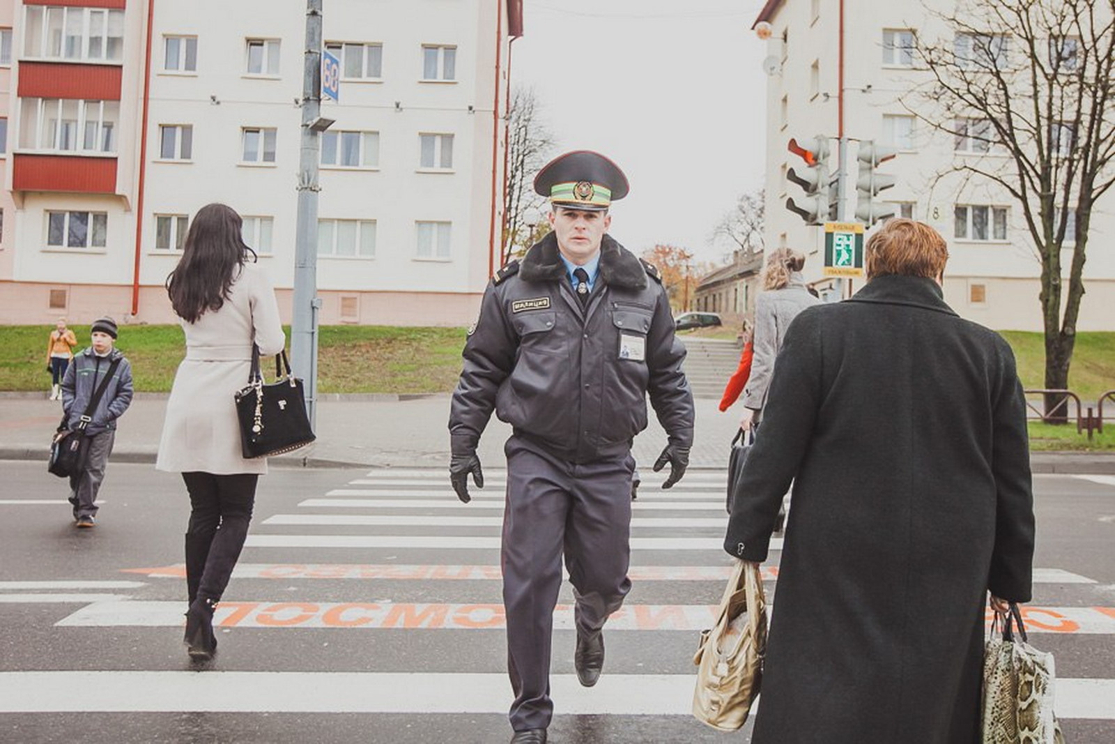 зомби на пешеходном переходе в Гродно