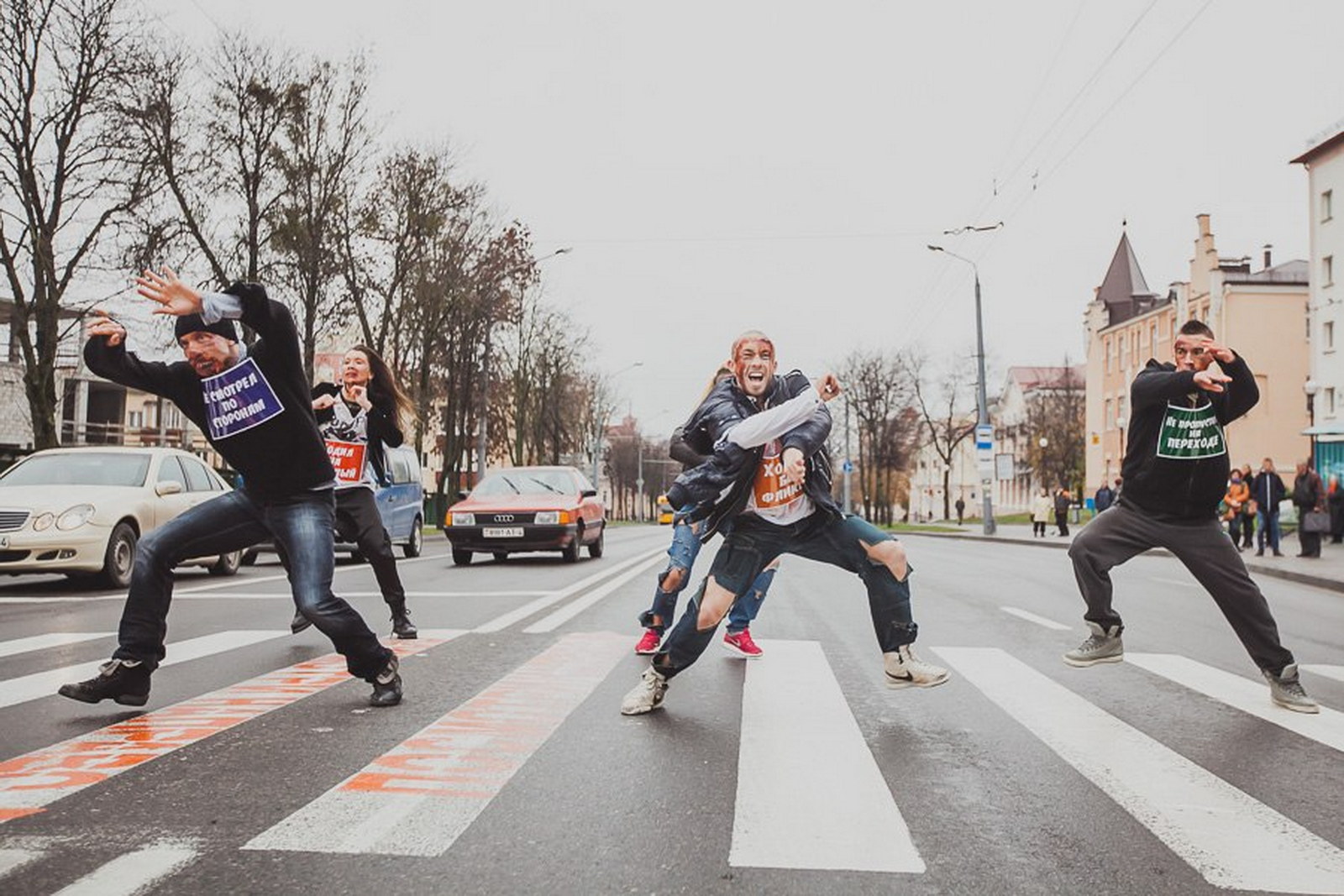 зомби на пешеходном переходе в Гродно
