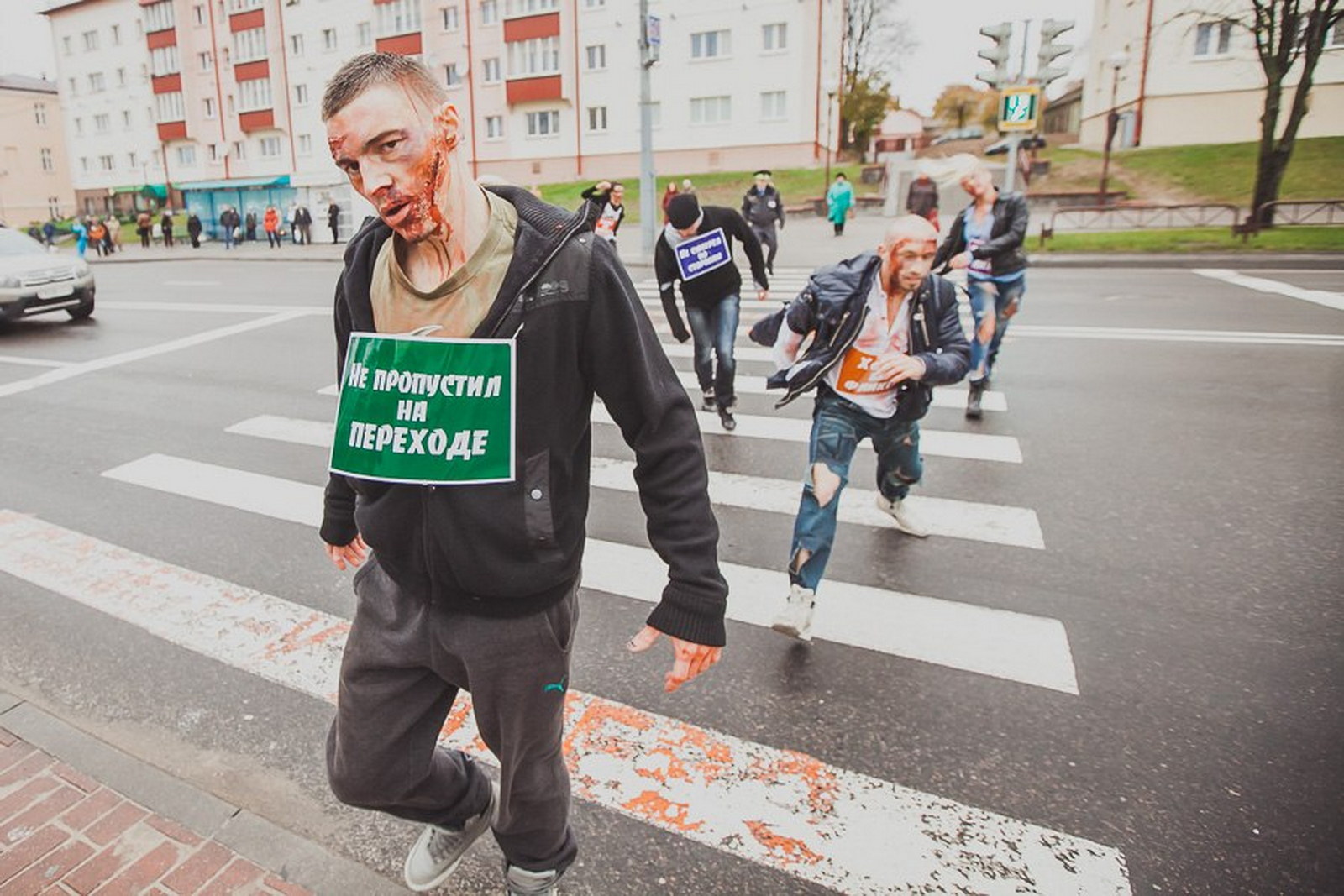 зомби на пешеходном переходе в Гродно