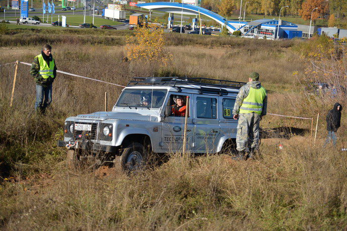 Автомобиль Land Rover на соревнованиях по джип-триалу