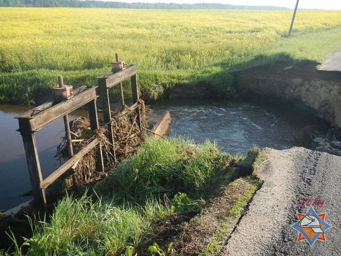машина ушла под воду