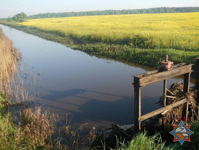 машина ушла под воду
