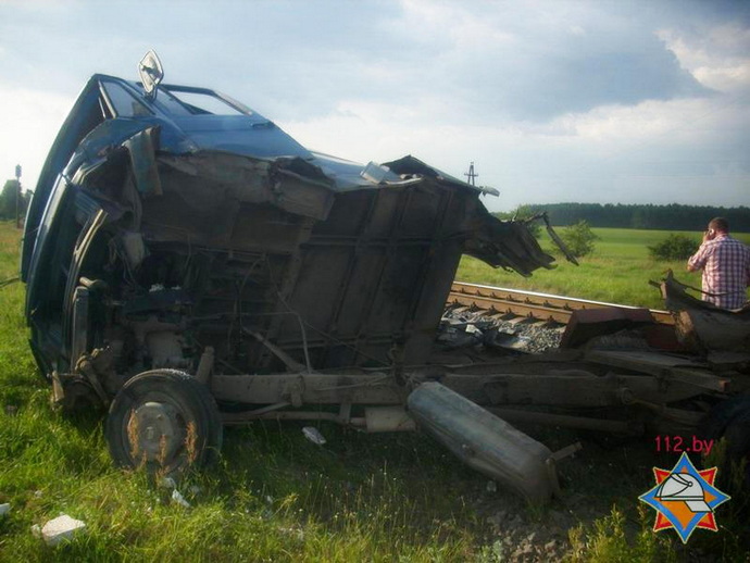 грузовой поезд столкнулся с автомобилем