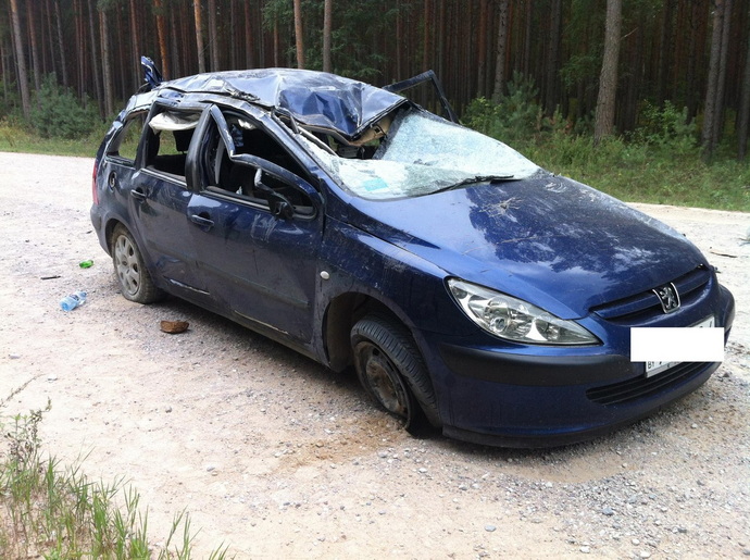 под Островцом перевернулся автомобиль с пьяными людьми