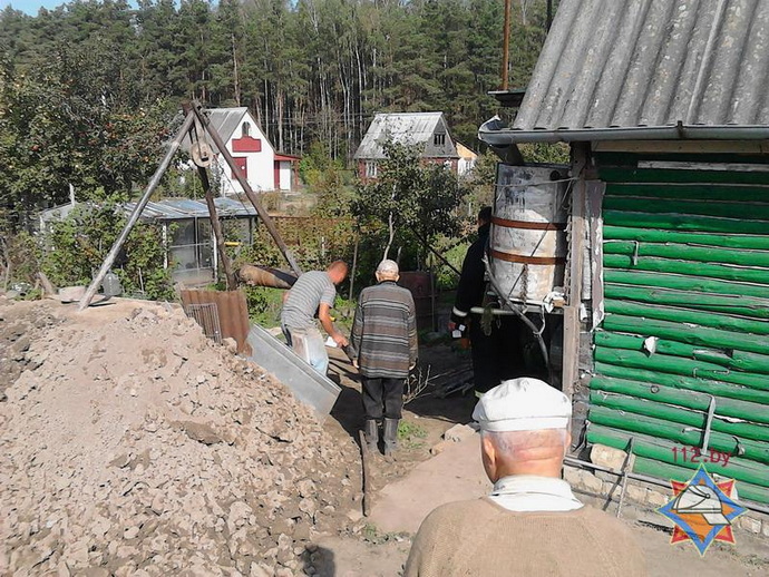 рабочий упал в колодец