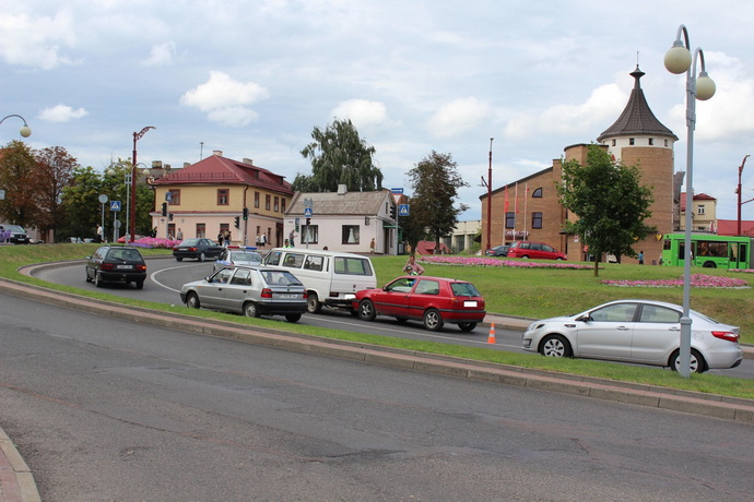 Пьяный бесправник в центре Гродно повредил четыре автомобиля