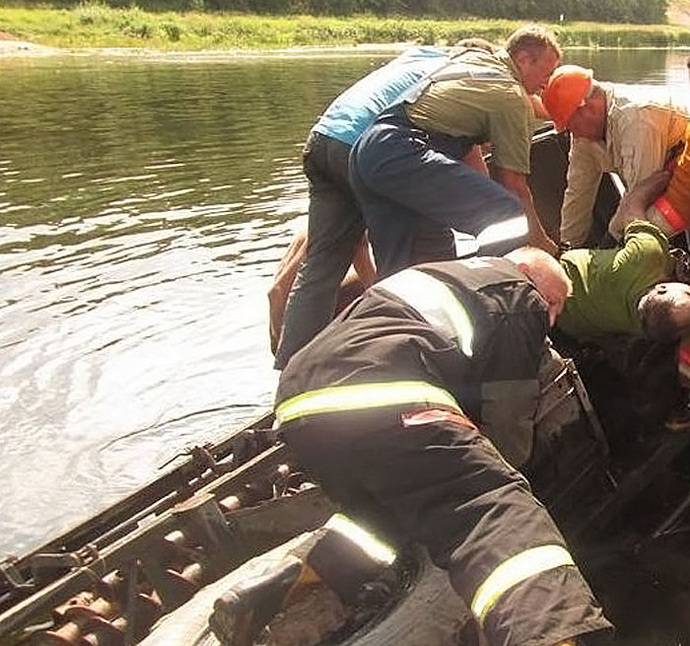 ЧП в Витебске, водитель утонул не выбравшись из грузового автомобиля
