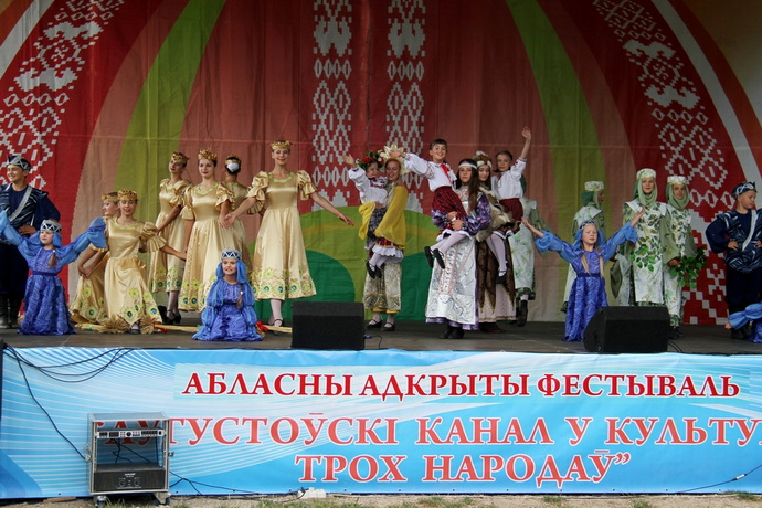 на Августовском канале прошёл заплыв «на чём попало»
