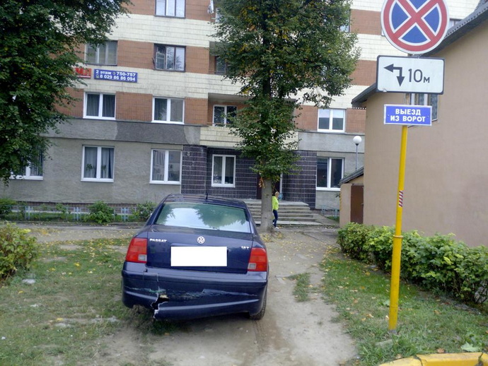 автомобиль без колеса