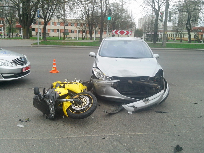 Врезался в автомобиль