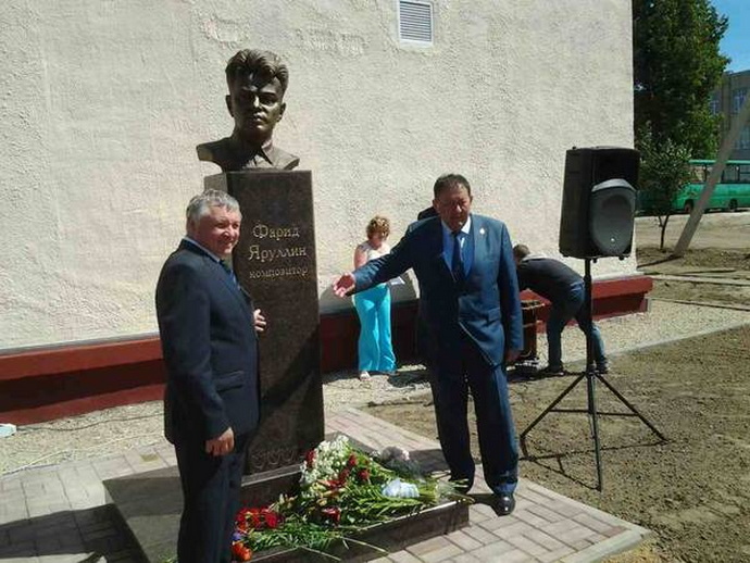 Памятник татарск. Памятник Фариду Яруллину в Белоруссии. Памятник татарскому композитору. Памятник Фариду Яруллину в г. Дубровна. Памятник татарскому композитору ф.Яруллину