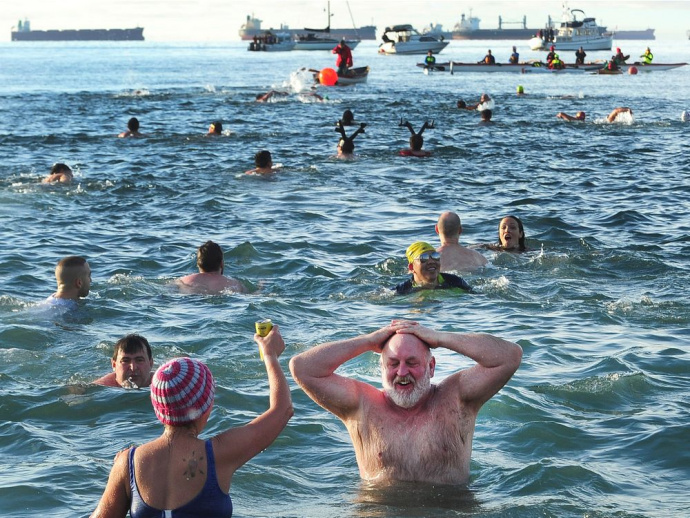 Сколько человек купается. Люди купаются в море. Люди купаются реф. Люди купаются в кофше спецтехники. Покажи всех знаменитостей кто купался в Байкале.