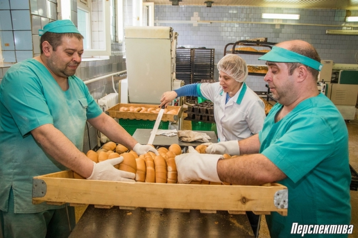 Фоторепортаж: как под Гродно мужчины выпекаютхлеб