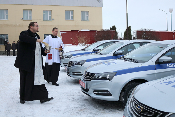 Водитель на новые автомобили