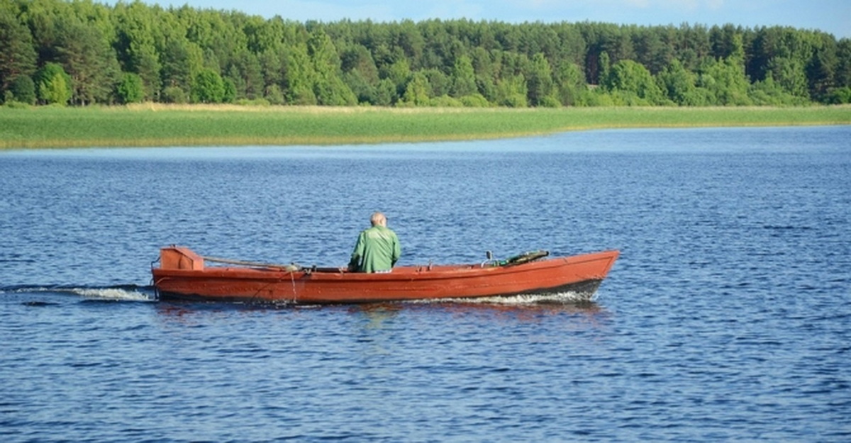 Пьяный на моторной лодке