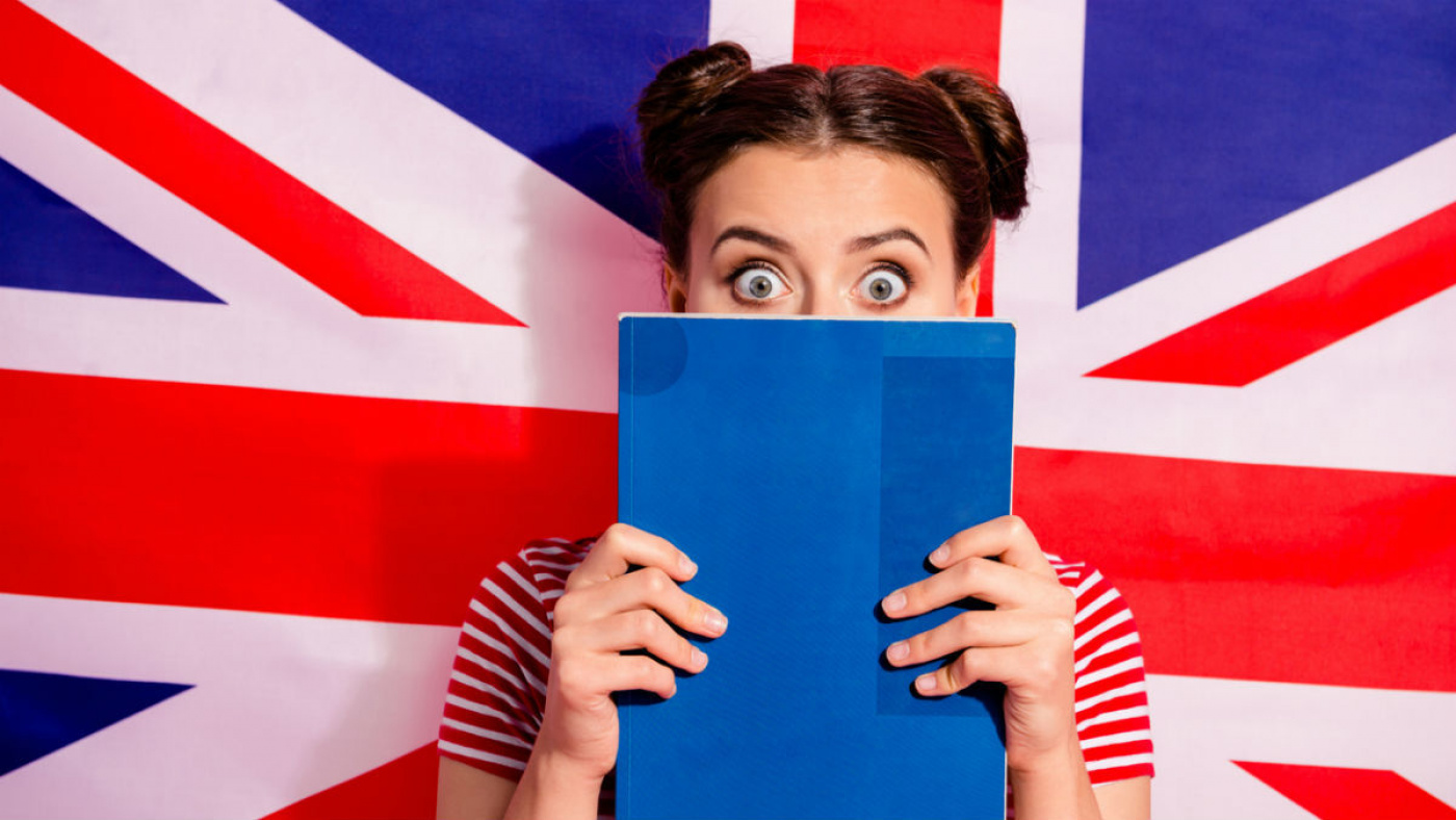 Как сделать ютуб английским. Изучение иностранных языков. Смайлик британский флаг. Я владею английским языком в шоу. Девушка с британским флагом на желтом фоне.