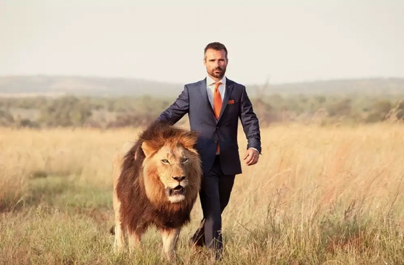 Мужчина лев после 50. Кевин Ричардсон в костюме со львом. Кевин Ричардсон Заклинатель Львов. Лев Деньгов. Костюм Льва.