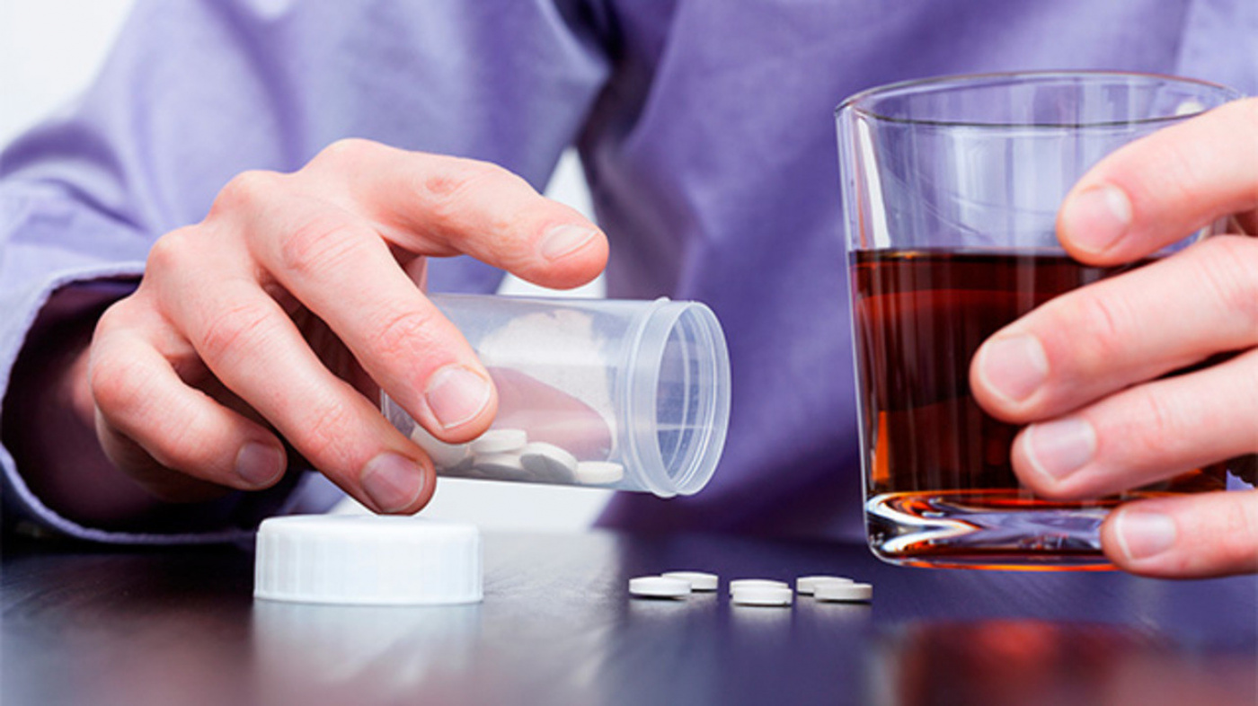 Опасно пить таблетки. Отравление лекарственными препаратами и алкоголем. Алкоголь и таблетки. Отравление медикаментами и алкоголем.
