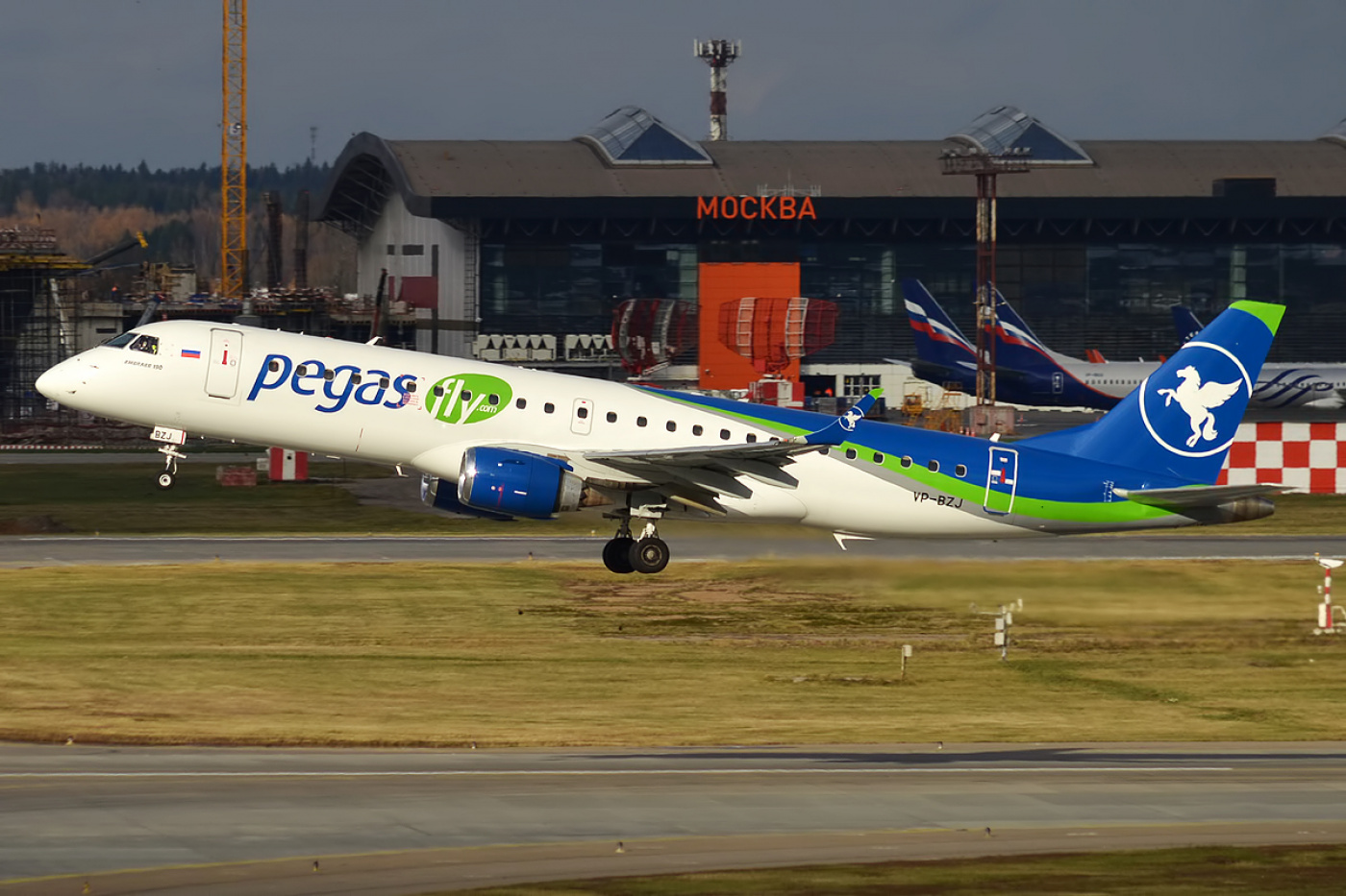 Сайт авиакомпании пегас. Авиакомпания Икар Embraer 190. Pegas Fly Эмбраер 190. Самолет Пегас Флай embraer190. Самолет Эмбраер 190 Икар.