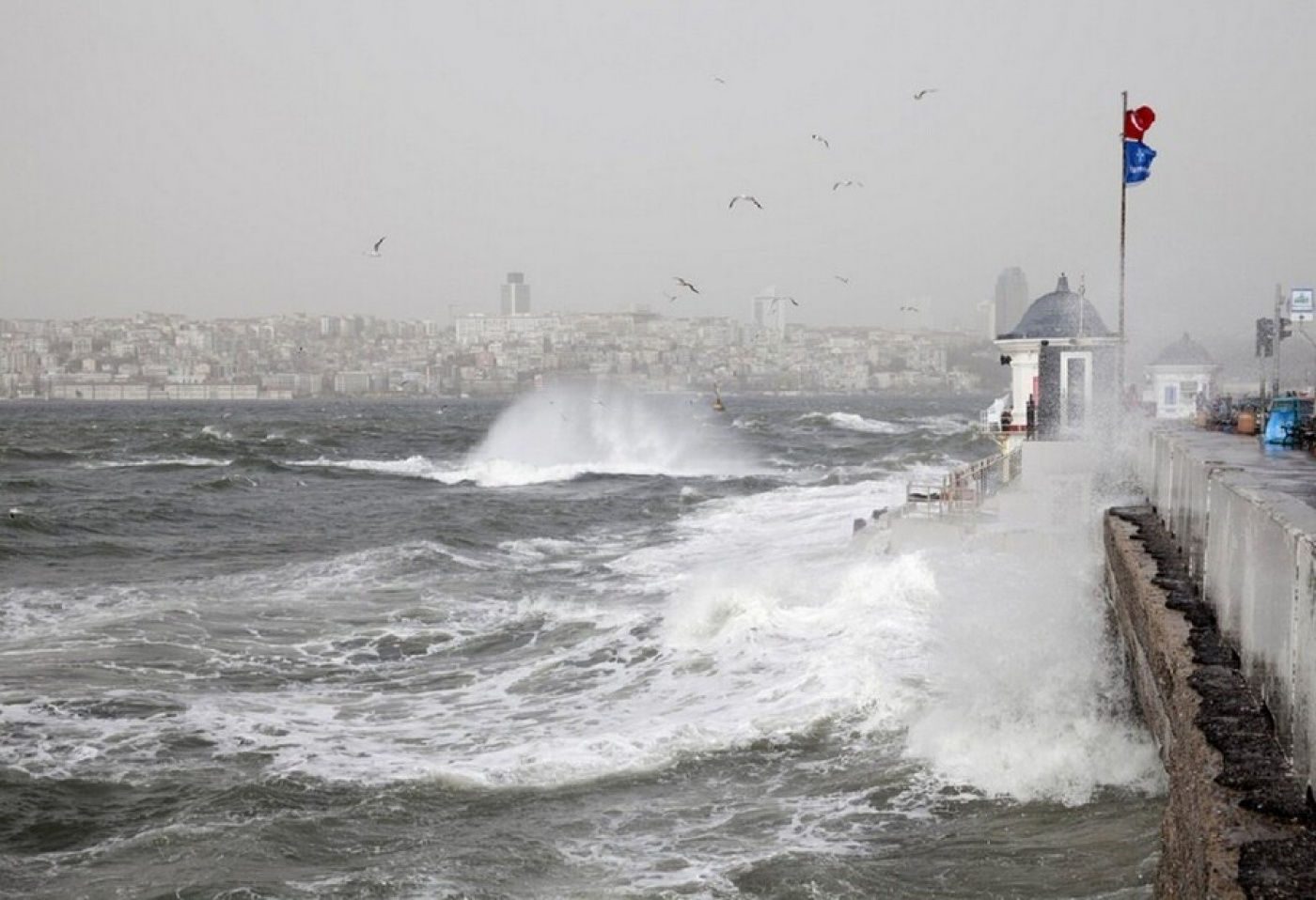 Шторм в эмиратах. Лодос ветер в Стамбуле. Стамбул шторм. Ураган в Стамбуле. Шторм в Турции.