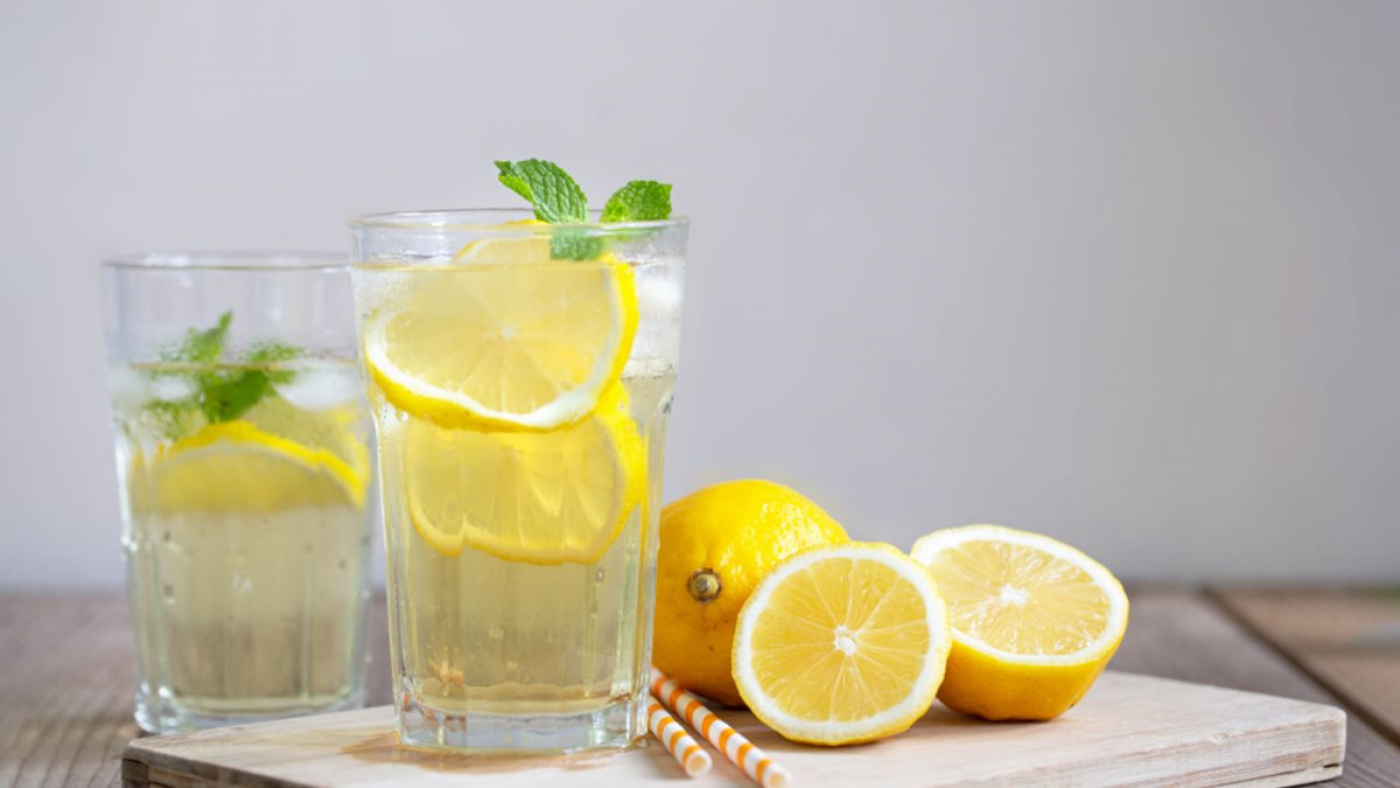 С какой водой пить лимон. Стакан воды с лимоном. Стакан с лимоном. Стакан лимонной воды. Водичка с лимоном.