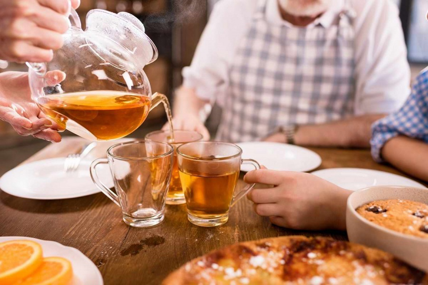 С чем пьют чай. Внезапное чаепитие. Питье. Семья чай и кофе пьет. Family drinking Tea.