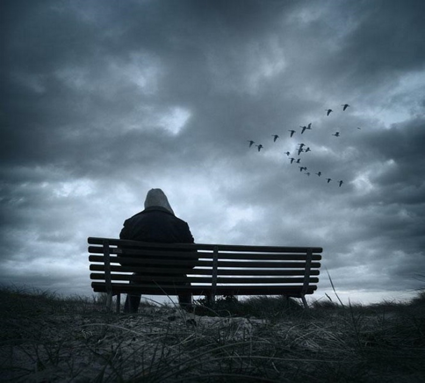 Уставший от жизни человек. Это одиночество. Рдингчестао. Одиночество души. Пустота и одиночество.