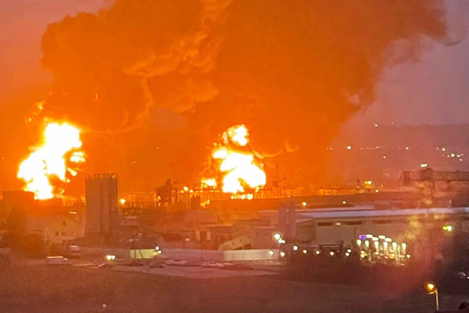 Нападение на нефтебазу. Пожар на нефтебазе в Белгороде. Обстрелянная Нефтебаза Белгород. Взрывы на Украине.